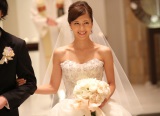 下鳥直之氏と挙式し、純白のウェディングドレス姿で笑顔を見せる安田美沙子 