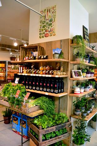 24日にオープンする「二子玉川ライズ・ショッピングセンターテラスマーケット」が公開　新鮮な野菜やキッチン用品が揃う「ガーデンズマルシェ」 （C）oricon ME inc. 