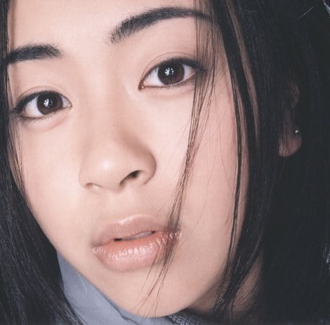 2000年ごろからは浜崎あゆみ、宇多田ヒカルら作詞を自ら手掛ける女性シンガーが台頭。同世代の女性の“共感”を呼んだ。写真は宇多田『First Love』（1999年発売）ジャケット写真 