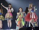 2度目の単独ツアー最終公演をさいたまスーパーアリーナで行ったE-girls(写真左から)鷲尾伶菜、Aya、Ami 