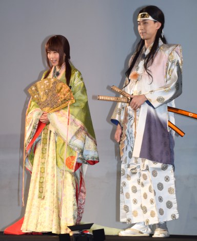 『au発表会 2015 summer』に出席した（左から）有村架純、松田翔太 （C）ORICON NewS inc. 