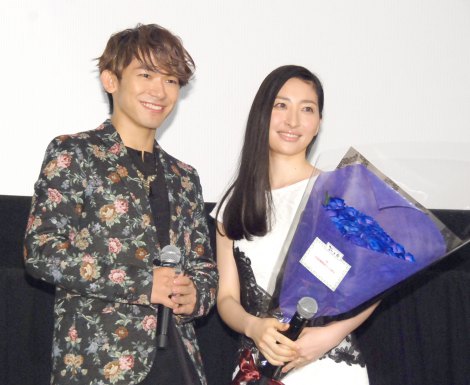 坂本真綾の画像 写真 Naoto 夢がかなった 素子 坂本真綾に青いバラ贈呈 8枚目 Oricon News