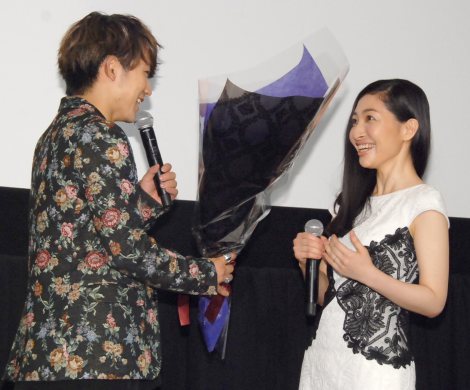 画像 写真 Naoto 夢がかなった 素子 坂本真綾に青いバラ贈呈 4枚目 Oricon News