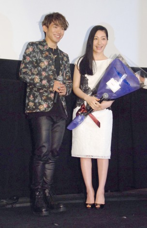 画像 写真 Naoto 夢がかなった 素子 坂本真綾に青いバラ贈呈 12枚目 Oricon News
