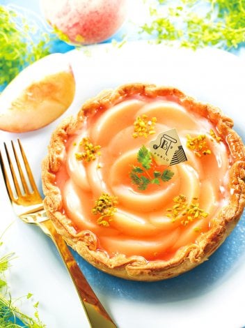 花びらのように並べられた桃がキュートな『桃とレモンクリームのチーズタルト』（税込：1728円） 