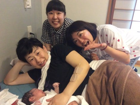 生まれたばかりの長男を抱く森三中・大島美幸（手前）と、出産に立ち会った村上知子（後方左）、黒沢かずこ（同右）＝東京都内の病院 