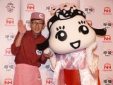 「桜姫」食堂の店長として国産鶏肉ブランド「桜姫」をアピールしたロバート馬場と、キャラクターの桜姫ちゃん 