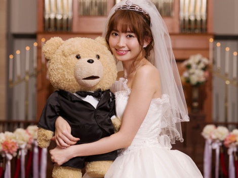 画像 写真 こじはる あの悪童と結婚 ウエディングドレスで抱擁 1枚目 Oricon News