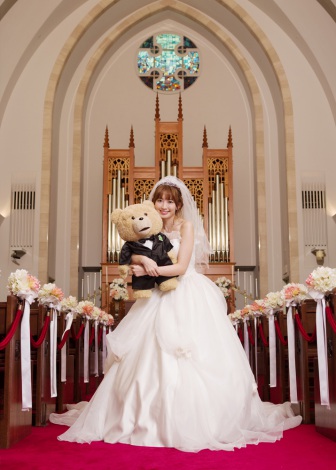 画像・写真 | こじはる、あの悪童と結婚？ ウエディングドレスで抱擁 2枚目 | ORICON NEWS