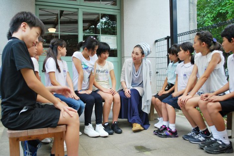 長崎市内の小学校を訪問し、戦争と平和について語り合ったMISIA。8月4日、NHKの特別音楽番組『いのちのうた』で放送（C）NHK 