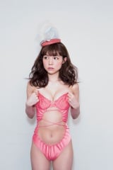 『松川佑依子写真集 YUIKO』でセクシーな衣装に挑戦した松川佑依子 