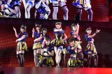 AKB48のライブで「ロマンス拳銃」を披露した小嶋陽菜（中央）ら“おっぱい選抜” （C）AKS 