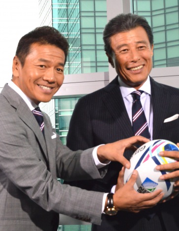 日本テレビ系『ラグビーワールドカップ2015イングランド』制作発表記者会見に出席した(左から)上田晋也、舘ひろし (C)ORICON NewS inc. 