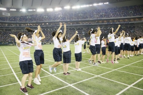 Akb大運動会 大所帯チーム8圧勝 全員で海外旅行へ Oricon News