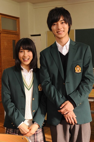 『まれ』で夫婦役を演じた（左から）土屋太鳳、山崎賢人が再び高校生役で共演する映画『orange-オレンジ-』 