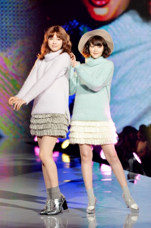 『神戸コレ2015AW』オープニングモデルとしてランウェイを飾った八木アリサと玉城ティナ（右） 