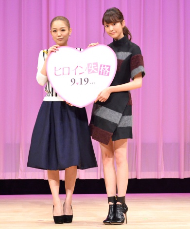 映画『ヒロイン失格』イベントに登場した（左から）西野カナと桐谷美玲 （C）oricon ME inc. 