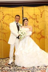 名古屋市内のホテルで挙式・披露宴を行った元WBC世界バンタム級チャンピオンの薬師寺保栄と妻のまきこさん 