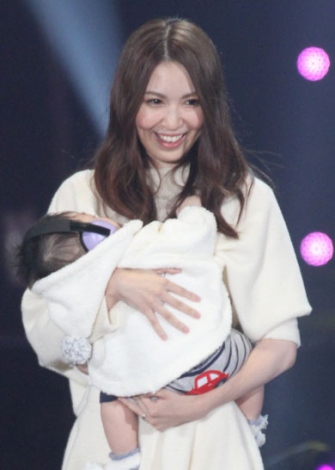 息子を抱いてランウェイに登場した元AKB48・菊地あやか（撮影：片山よしお） （C）oricon ME inc. 