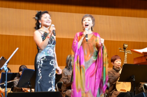 「広い河の岸辺〜The Water Is Wide〜」を熱唱した（左から）台湾歌手の寒雲、クミコ 