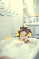 フォトブックで入浴シーンなどを披露しているAKB48の島崎遥香 
