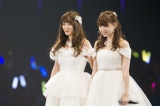 (左から)小谷里歩、小笠原茉由は「友達」を披露=NMB48の結成5周年記念ライブ (C)NMB48 