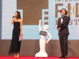 『第28回東京国際映画祭』の開会宣言をした(左から)季葉、Pepper、野村雅夫 (C)ORICON NewS inc. 