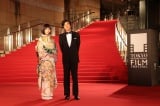 『第28回東京国際映画祭』のレッドカーペットに登場した(左から)本田翼、佐藤浩市 