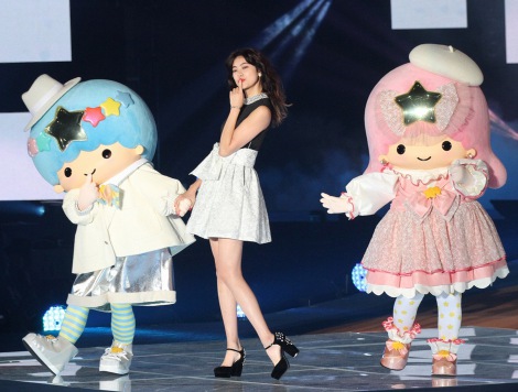 Girls Awardのステージに登場した森星とキキ&ララ（写真：片山よしお） （C）oricon ME inc. 