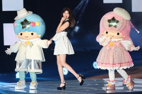 Girls Awardのステージに登場した森星とキキ&ララ（写真：片山よしお） （C）oricon ME inc. 