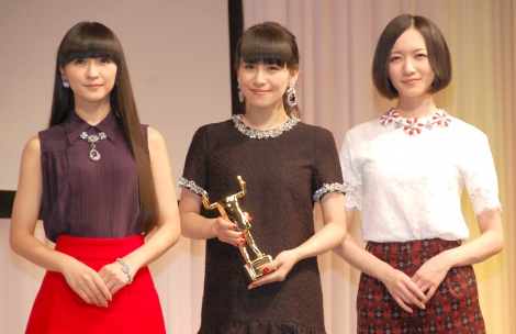 『2015 55rd ACC CM FESTIVAL』の贈賞式に出席したPerfume（左から）かしゆか、あ〜ちゃん、のっち （C）ORICON NewS inc. 