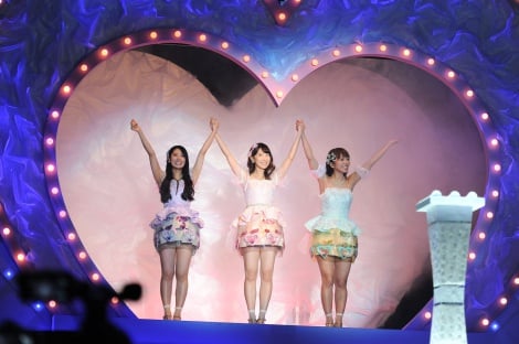 柏木由紀らフレンチ キス 涙の解散公演 5年間幸せでした Oricon News