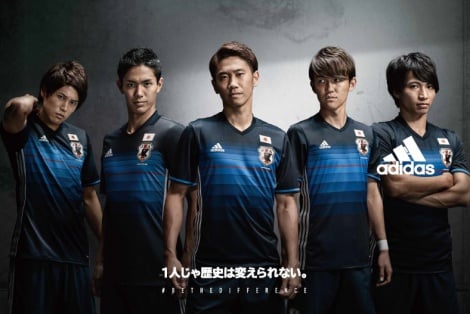 画像 写真 サッカー日本代表新ユニフォーム特大ポスター 都内配達の朝日新聞に折り込み 1枚目 Oricon News