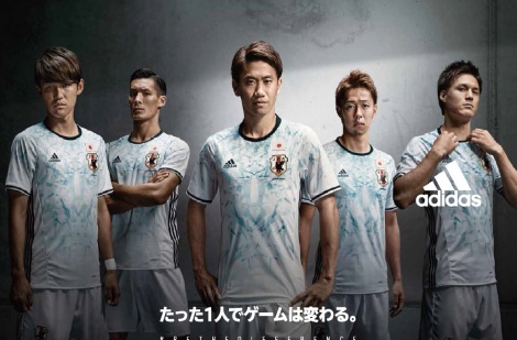 画像 写真 サッカー日本代表新ユニフォーム特大ポスター 都内配達の朝日新聞に折り込み 2枚目 Oricon News