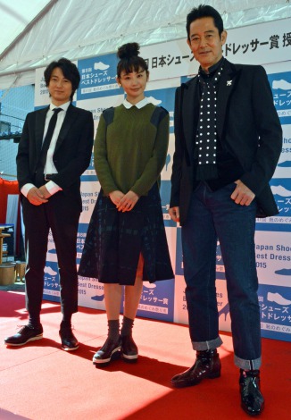 『第41回 靴のめぐみ祭り市』第8回日本シューズベストドレッサー賞を受賞した（左から）忍成修吾、おのののか、山下真司 （C）ORICON NewS inc. 