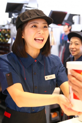 画像 写真 Ngt48 マクドナルド一日店員に 制服姿でファンに手渡し 21枚目 Oricon News