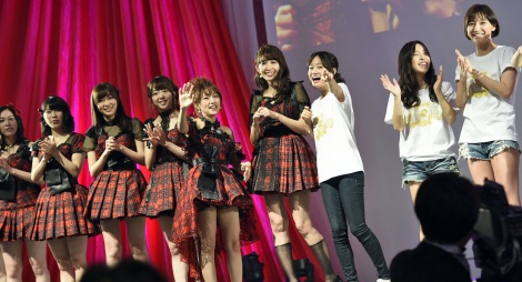あっちゃんも登場！　『AKB48劇場オープン10年祭』でOGが大集結！  （C）AKS 