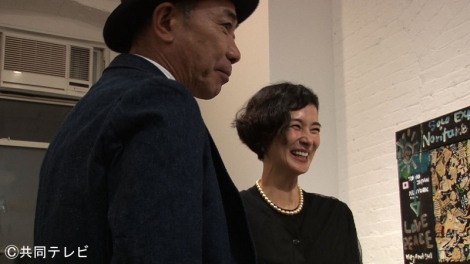 ニューヨークで海外初めての個展を開催した木梨憲武（左）と妻の安田成美（画像＝『木梨の絵は世界へ！53歳新人画家のNY奮闘記』番組カット） 