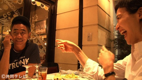 ニューヨークで海外初めての個展を開催した木梨憲武(左)と妻の安田成美(画像=『木梨の絵は世界へ!53歳新人画家のNY奮闘記』番組カット) 