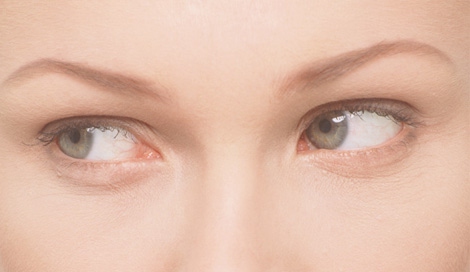 目元のエイジングサインは目の形やクセによって現われ方が異なるとか 