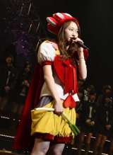 小道具のネギを握りしめ、AKB48からの卒業を発表した小林香菜（C）AKS 