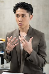 ���Ăŕ��c���������A���W�[�ē�֏o���AMIYAVI�̊����u���낢��ȉ��l�ς⎋�_������v 