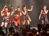 小谷の卒業公演にAKB48に移籍した同期の小笠原茉由(右端)も駆けつけた (C)NMB48 