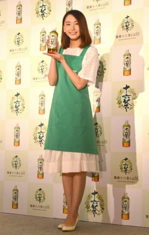 『健康十六茶cafe ROKUZOU ROPPU YON-MIKAKU』オープニングイベントで一日店長を務めた新垣結衣 (C)ORICON NewS inc. 