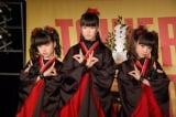 ������w�@���ƌ�A�Ǝ��̘H���Ő������߂�BABYMETAL�i������jYUIMETAL�ASU-METAL�AMOAMETAL (C)ORICON NewS inc. 