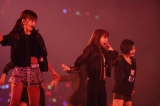 『HKT48 春のライブツアー〜サシコ・ド・ソレイユ 2016〜』の東京公演で披露した新曲「Make noise」（C）AKS 