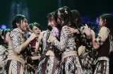 仲川遥香が卒業発表し、メンバーは涙ながらに駆け寄った　（C）JKT48 Project 