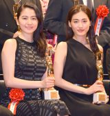 『第70回毎日映画コンクール』表彰式に出席した（左から）長澤まさみ、綾瀬はるか （C）ORICON NewS inc. 