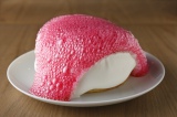 鮮やかなピンクの“泡状”ソースがインパクト大なパンケーキ 