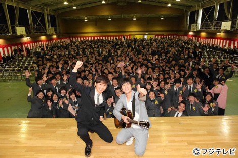 都立日野高校の卒業式でサプライズ歌唱した藤巻亮太 